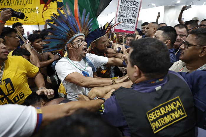 Brésil-COP 30 : Des autochtones prennent d'assaut le site