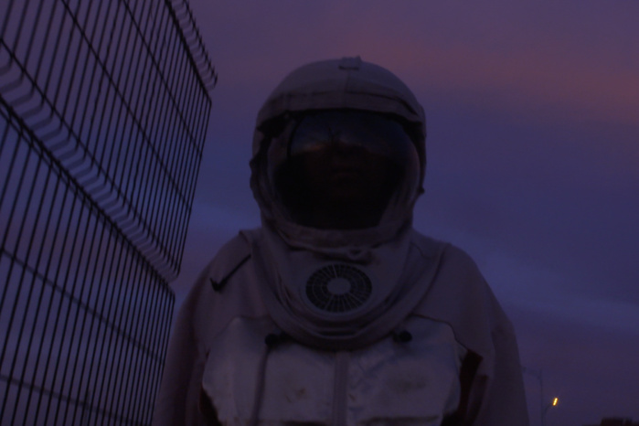 Avec « Don’t Let the Sun Go Up on Me », Asmae El Moudir explore l’ombre et la résilience