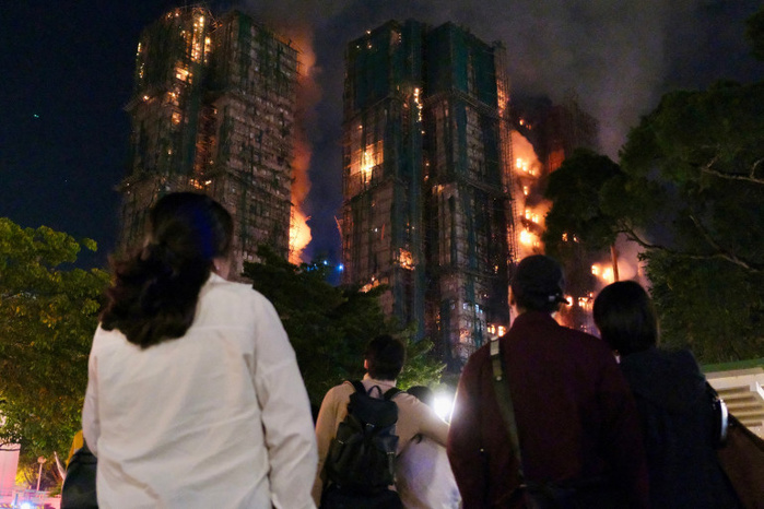 128 morts dans l'incendie des grattes ciel de Hong Kong