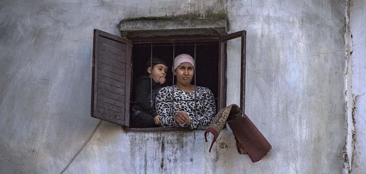 Des citoyens confinés à Rabat, quartier de Takadoum (Ph. Fadel Senna/AFP)