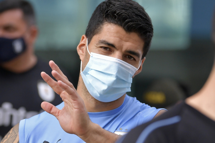 L’Uruguayen Luis Suarez, positif au Covid-19, forfait contre le Brésil