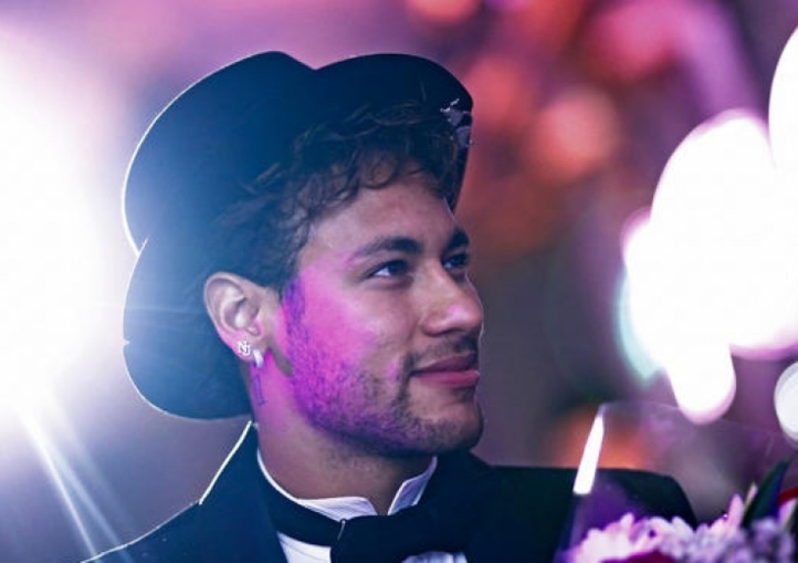 Pour les fêtes de fin d’année / Neymar aménage une boite de nuit dans sa villa et invite 500 personnes !