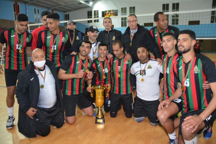 L'équipe de l'ASFAR Messieurs en photo-souvenir avec la Coupe du Trône. Ph. Nidal