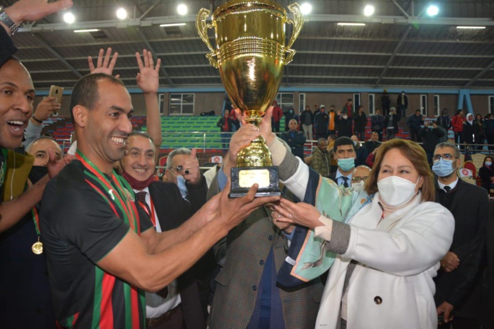 La présidente de la Fédération remettant le Trophée au capitaine de l'équipe militaire. Ph. Nidal