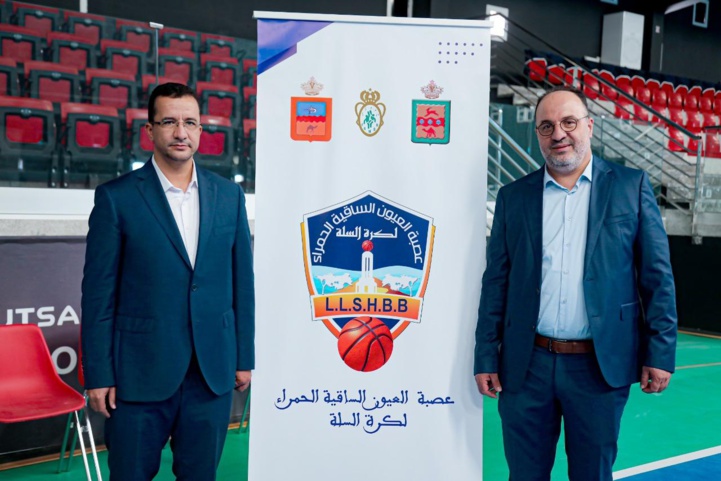 Le président de la Fédération Royale Marocaine de Basketball (FRMBB), Mustapha Aourach, avec le nouveau président de la Ligue de Laâyoune.