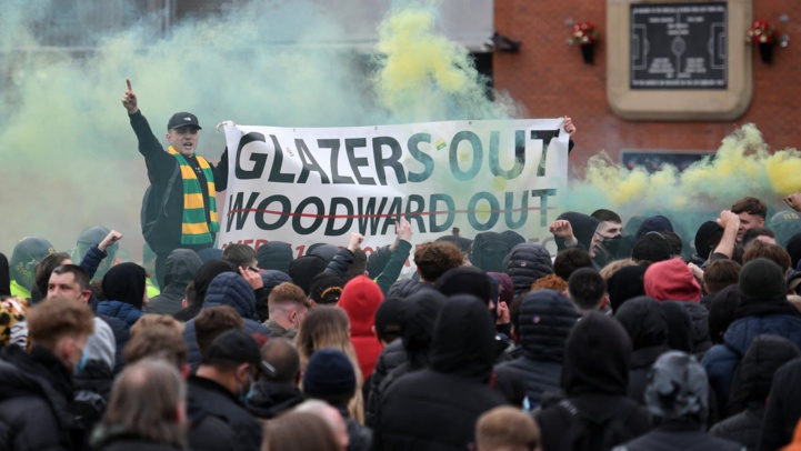 Foot anglais : Les supporters de Manchester United bloquent le bus de Liverpool !