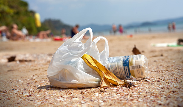 Les côtes nationales, méditerranéenne et atlantique, noyées sous le plastique