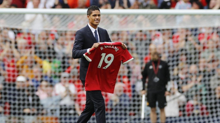 Man. United : Raphaël Varane présenté aux supporters mancuniens