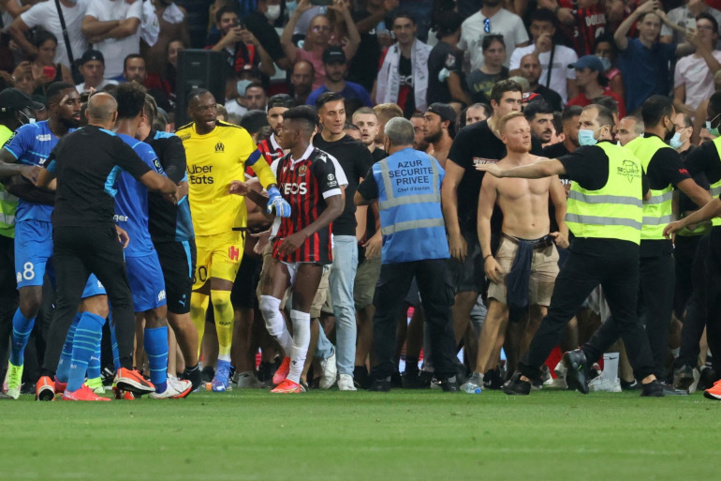 Championnat de France: Nice-Marseille interrompu après l'envahissement du terrain par des supporters