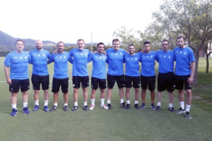 Xavi Hernandez avec son staff et son effectif au Camp Nou