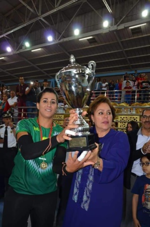 Mahassine Sayad recevant une coupe de la présidente de la CAVB et présidente de la FMVB, Mme Hajij.