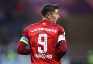 Football: Lewandowski avec un brassard aux couleurs de l'Ukraine