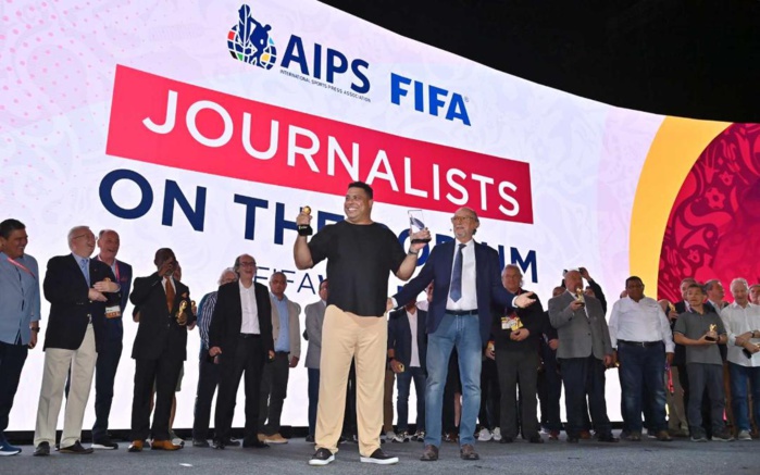 L'ex champion du monde Ronaldo remet le premier prix à l'Argentin détenteur de la couverture de 17 coupes du monde.