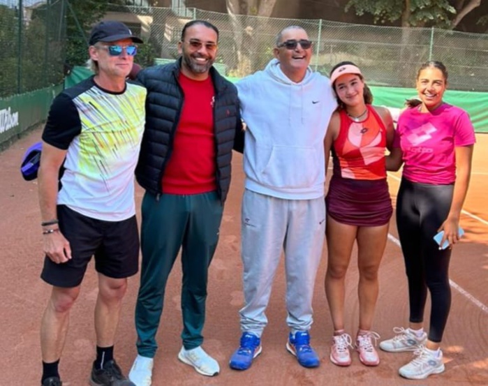 Nos deux joueuses Malak et Aya avec le papa Mokhtar et leur staff.