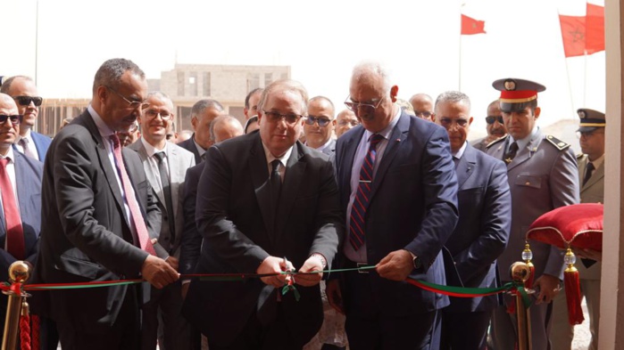 Le Président du  Directoire d'Al Barid Bank, Al-Amine Nejjar, coupe le ruban et inaugure ainsi la première agence bancaire marocaine d'El Guergarate