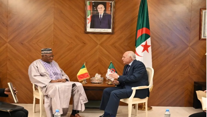 Le MAE algérien, Ahmed Attaf passant la pommade à Mahamane Amadou Maiga, ambassadeur de la République du Mali en Algérie