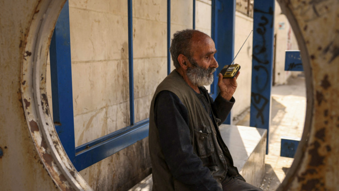 Un vieux palestinien écoute sa radio dans un camp de réfugiés à Rafah, dans le sud de la bande de Gaza. (AFP)