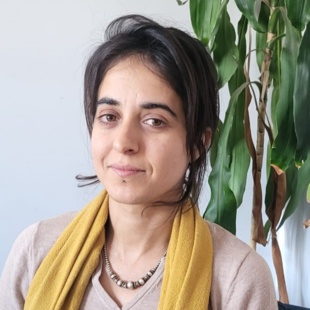 Ingénieure en écoconstruction et doctorante en construction vernaculaire au Laboratoire de recherche en architecture affilié à l’ENSA Toulouse, Kenza Belahnech répond à nos questions.