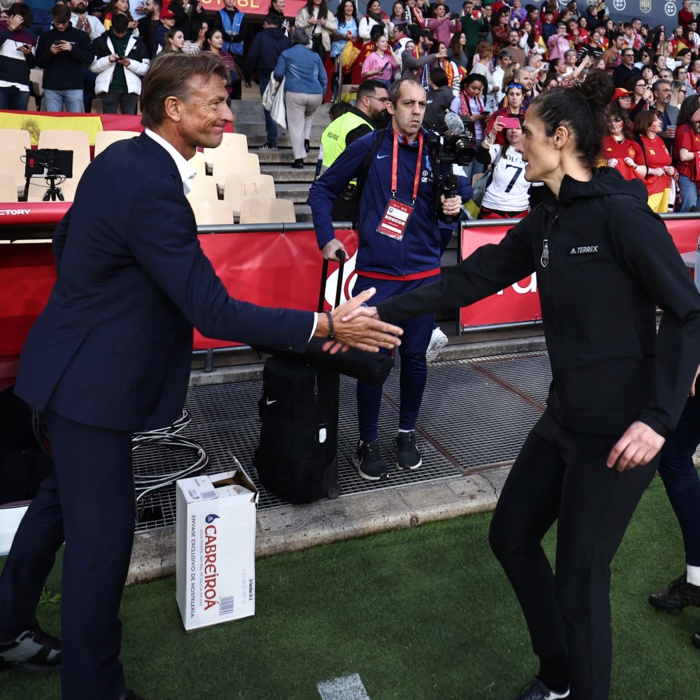 Hervé Renard, le sourire crispé, salue son homologue espagnole après le sifflet final .