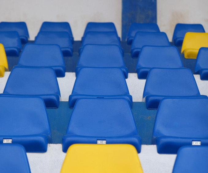 Le huis clos  prive les joueurs de leur principale source de motivation: les supporters .Ce sont ces derniers qui donnent vie au spectacle . Sans leur présence, il est froid et triste !