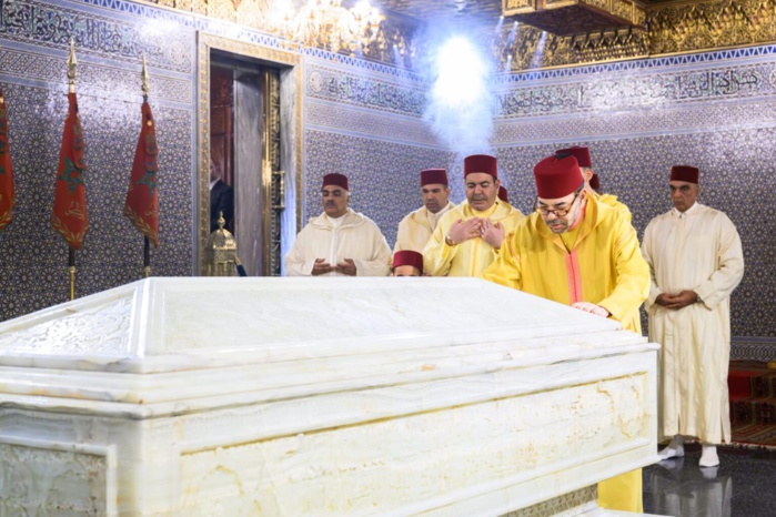 SM le Roi se recueille sur la tombe de Feu SM le Roi Mohammed V
