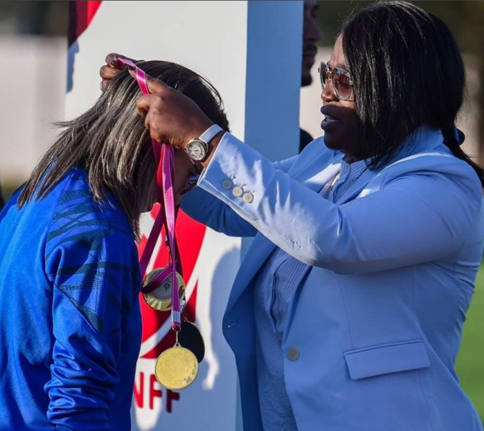 Championnat national de football féminin D1: L’AS FAR reçoit son Trophée de Championne 2024