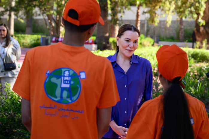 SAR Lalla Hasnae en entretien avec deux jeunes reporters pour l’environnement qui lui ont présenté une volière au parc Lahboul de Meknès.