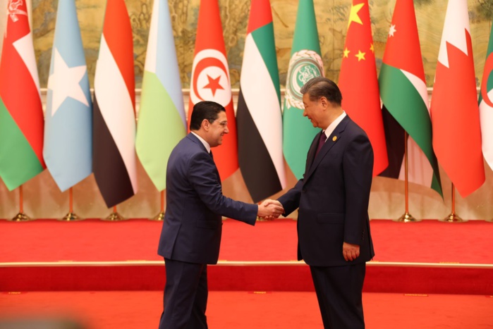 Le ministre des Affaires étrangères, Nasser Bourita, serrant la main du président chinois, Xi Jinping, à Pékin lors du Forum sino-arabe.