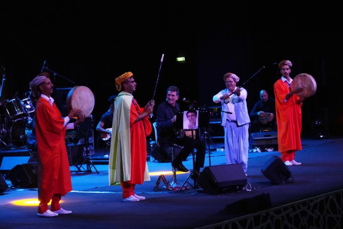 Nouamane Lahlou lors de son concert à Marrakech accompagné des Reggada de l’Oriental.