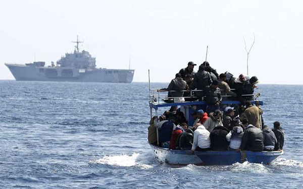 Interception au large de Dakhla d'une pirogue en difficulté avec à son bord 196 candidats à la migration irrégulière