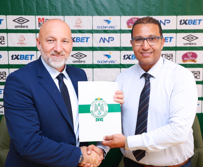 les nouveaux président et coach du Raja lors de la signature du bail!