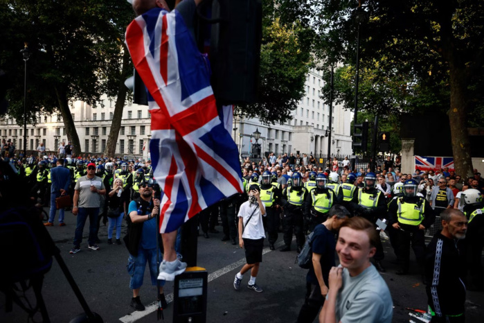 Royaume-Uni: réunion de crise à Downing Street après un week-end d’émeutes d’extrême droite