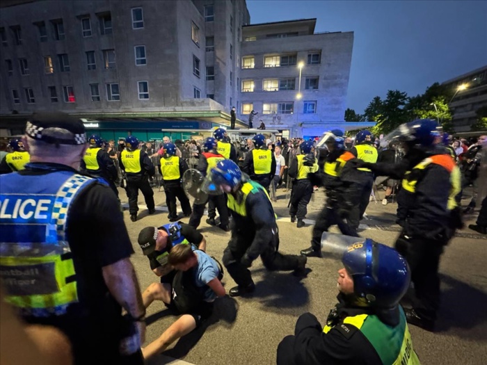 Royaume-Uni : Face aux émeutes, le gouvernement mobilise la police