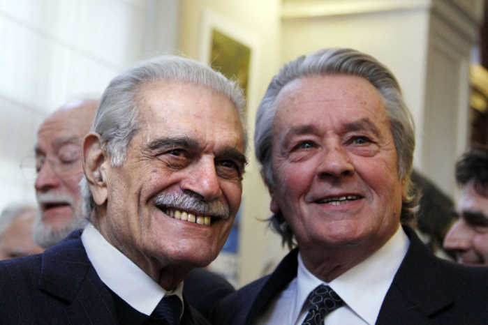 L'acteur français Alain Delon (à droite) pose aux côtés de l'acteur égyptien Omar Sharif lors de la cérémonie officielle d'entrée à l'Académie des Beaux-Arts (Académie Française des Beaux-Arts) du réalisateur et producteur français Régis Wargnier, le 1er février 2012 à Paris, AFP.