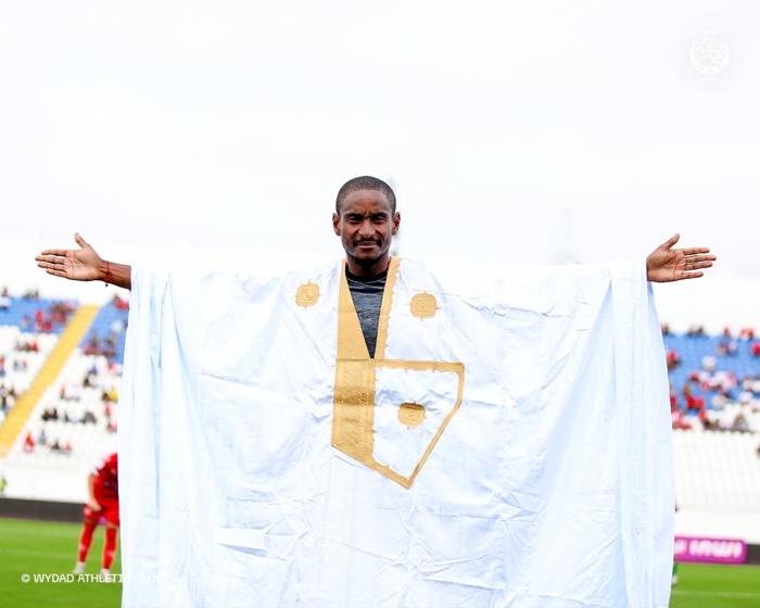 Lors du match Wydad-Chabab El Massira, l'équipe de Laâyoune a offert au Sud-Africain Rulani Mokwena un symbole vestimentaire des Provinces du Sud, une ‘’darraâiya’’ ! Le message est clair !