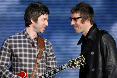 Trente ans après sa sortie, le 1er album d’Oasis de nouveau en tête des charts au Royaume-Uni