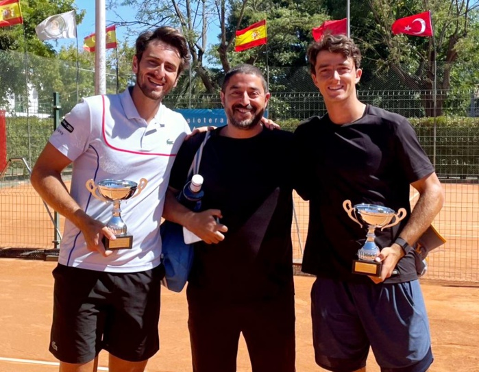 Nos deux finalistes avec leur capitaine Mehdi Tahiri