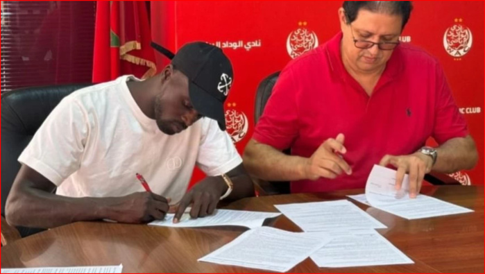 Le président du Wydad et M’Baye Niang au moment de la signature du contrat