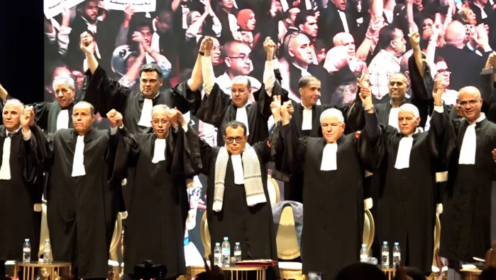 5.000 avocats crient leur colère contre le gouvernement au Théatre Mohammed V à Rabat.