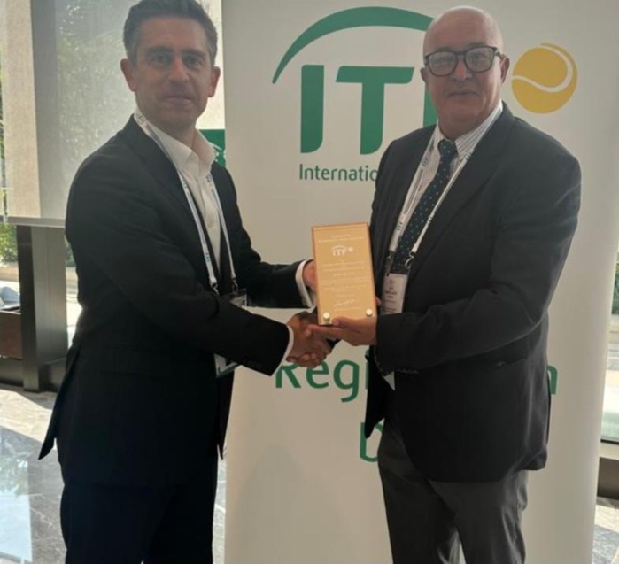 Le 1er vice-président de la FRMT, Aziz Laarraf, recevant les trophées des mains du représentant de l'ITF.