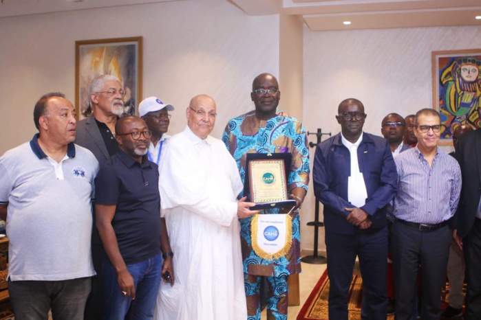 Le maire de Laayoune, M. Hamdi Ould Rachid et le président de la CAHB lors de la réception organisée par la Mairie de Laayoune en l'honneur du Comex de la CAHD, des présidents des clubs et des notables de la ville mercredi dernier!