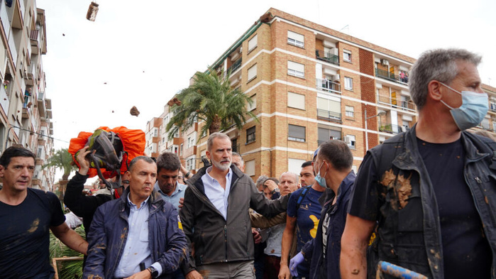 Inondations en Espagne: le roi et Pedro Sánchez confrontés à la colère des foules