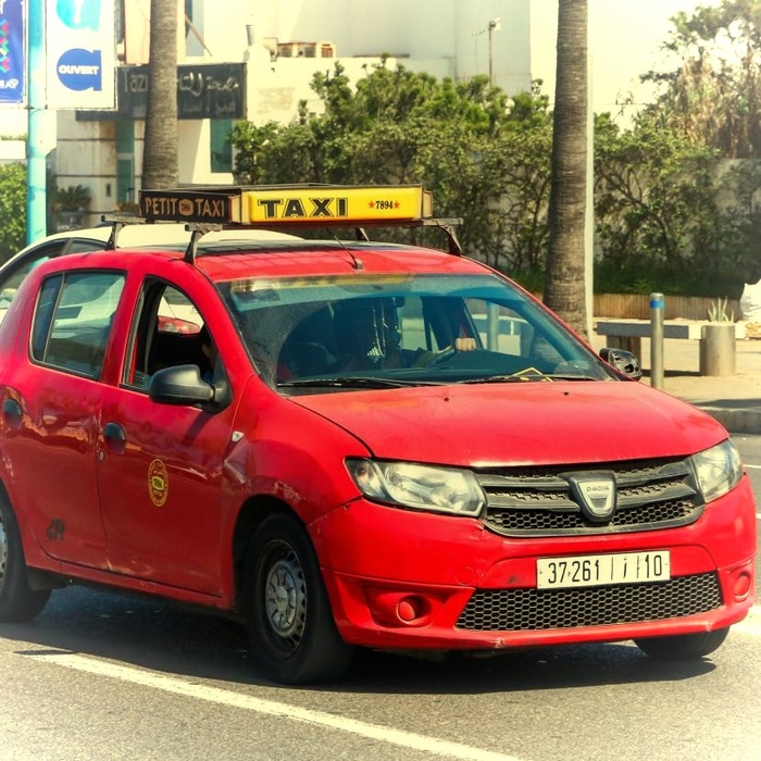 Rétro-verso : Les petits-taxis de Casablanca, une saga au cœur résonnant de la ville