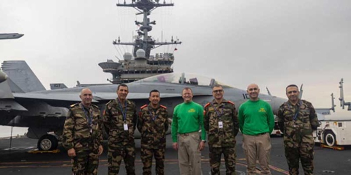 Mohammed Berrid acceuilli à bord du porte-avions USS Harry S. Truman au large d’Al Hoceima