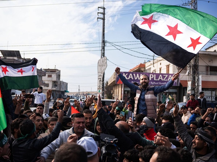 Des milliers de Syriens dans la rue pour fêter la victoire de la révolution"