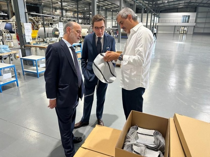 L’ambassadeur du Portugal au Maroc Carlos Pereira Marques et le directeur de l’Agence pour l’investissement et le commerce extérieur du Portugal – AICEP Portugal Global au Maroc, Rui Cordovil en visite à l'usine ERT automotive à Tanger.