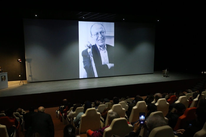 Une salle emplie de l’âme d’un célébré intransigeant.