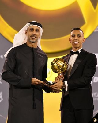 Rahimi était présent pour recevoir le trophée décerné  à son club El Ain. Il en a profité pour se prendre en photos avec plusieurs lauréats ! !