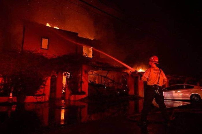 Incendies à Los Angeles: le bilan grimpe à 10 morts, plus de 400 mille évacués