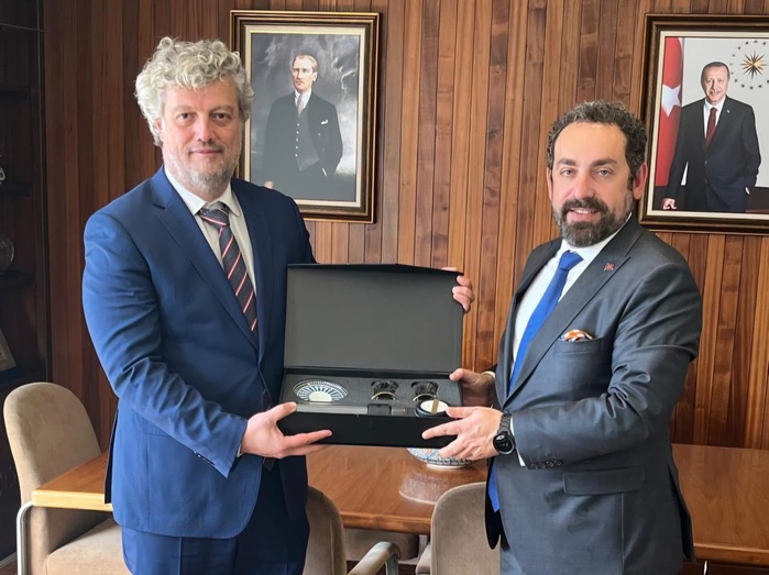 à droite Mustafa Ilker Kiliç, L’Ambassadeur de Turquie au Maroc. à gauche M. Erhan Ülgen, Directeur pour le Moyen-Orient et l’Afrique de l’entreprise de défense turque ASELSAN